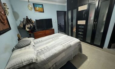 Venta de casa en Lomas del Mar, sobre avenida a 5 minutos de plaza Américas.