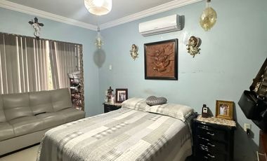 Venta de casa en Lomas del Mar, sobre avenida a 5 minutos de plaza Américas.