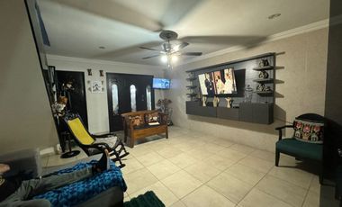 Venta de casa en Lomas del Mar, sobre avenida a 5 minutos de plaza Américas.