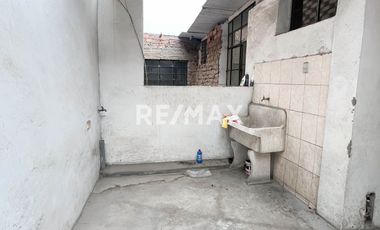Terreno En Av. Túpac Amaru | Esquina | 2 Pisos | Ideal Para Vivienda O Negocio
