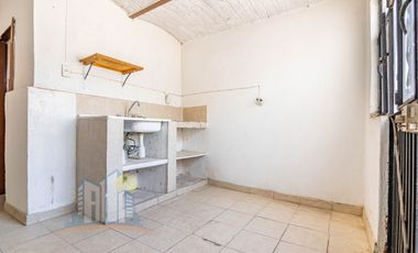 Se Remata casa con 6 Departamentos cerca del CUAAD y Calzada Independencia Norte