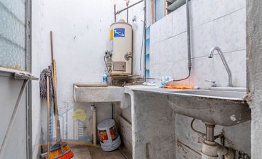 Se Remata casa con 6 Departamentos cerca del CUAAD y Calzada Independencia Norte