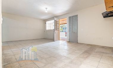 Se Remata casa con 6 Departamentos cerca del CUAAD y Calzada Independencia Norte