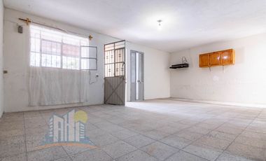 Se Remata casa con 6 Departamentos cerca del CUAAD y Calzada Independencia Norte