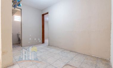Se Remata casa con 6 Departamentos cerca del CUAAD y Calzada Independencia Norte