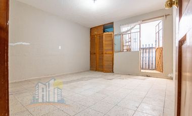 Se Remata casa con 6 Departamentos cerca del CUAAD y Calzada Independencia Norte