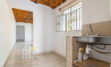 Se Remata casa con 6 Departamentos cerca del CUAAD y Calzada Independencia Norte