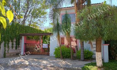 🌟 ¡Vive en Tranquilidad y Comodidad en Corregidora! 🌿  Casa dos niveles en privada !! A Ofertar.