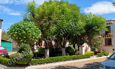 🌟 ¡Vive en Tranquilidad y Comodidad en Corregidora! 🌿  Casa dos niveles en privada !! A Ofertar.