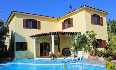 Se Vende Lujosa Villa de dos Niveles en Rancho Neptuno con Vista al Mar
