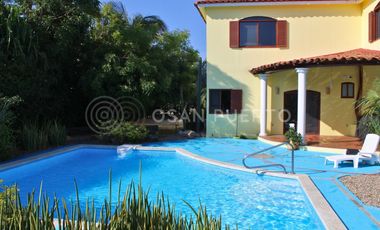 Se Vende Lujosa Villa de dos Niveles en Rancho Neptuno con Vista al Mar