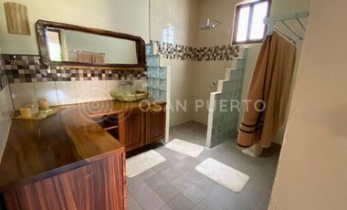 Se Vende Lujosa Villa de dos Niveles en Rancho Neptuno con Vista al Mar