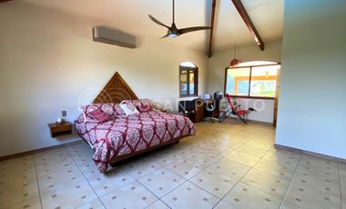 Se Vende Lujosa Villa de dos Niveles en Rancho Neptuno con Vista al Mar