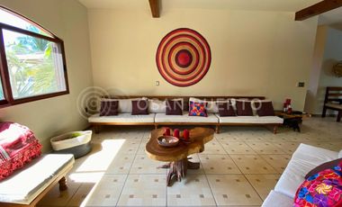Se Vende Lujosa Villa de dos Niveles en Rancho Neptuno con Vista al Mar