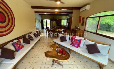 Se Vende Lujosa Villa de dos Niveles en Rancho Neptuno con Vista al Mar