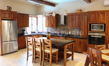 Se Vende Lujosa Villa de dos Niveles en Rancho Neptuno con Vista al Mar