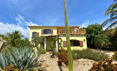 Se Vende Lujosa Villa de dos Niveles en Rancho Neptuno con Vista al Mar