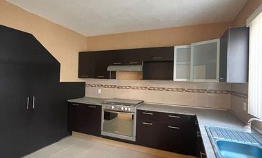 VENTA DE CASA AMPLIA EN FRACC. VILLA TOSCANA, TOLUCA