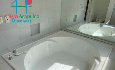 Departamento en venta, terraza con vista parcial a la bahía de Acapulco
