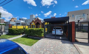 Espectacular casa de categoria  con pileta climatizada cerca de la mejor playa de Madryn