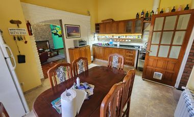 Espectacular casa de categoria  con pileta climatizada cerca de la mejor playa de Madryn