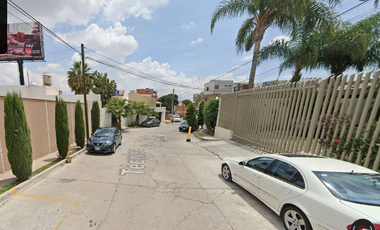 Casa ubicada en colonia Universitaria con 3 Recamaras y 229m2 entre Av. Zalatitan y Prolongación Gigantes