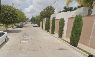 Casa ubicada en colonia Universitaria con 3 Recamaras y 229m2 entre Av. Zalatitan y Prolongación Gigantes