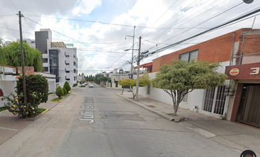 Casa ubicada en colonia Las Águilas, con 4 Recamaras y 185m2, a unos minutos de Universidad Cuauhtémoc San Luis Potosí.