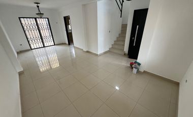 En alquiler casa de 3 dormitorios en Urb.villa club, etapa Floral. (TH)