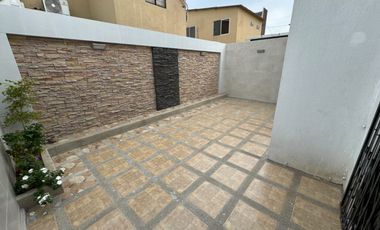 En alquiler casa de 3 dormitorios en Urb.villa club, etapa Floral. (TH)