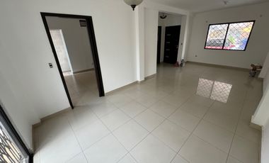 En alquiler casa de 3 dormitorios en Urb.villa club, etapa Floral. (TH)