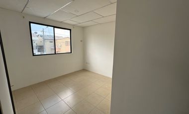 En alquiler casa de 3 dormitorios en Urb.villa club, etapa Floral. (TH)