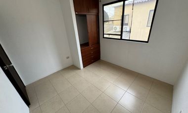 En alquiler casa de 3 dormitorios en Urb.villa club, etapa Floral. (TH)