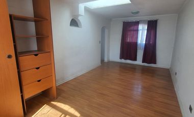Venta De Casa De 3 Pisos En Pudahuel