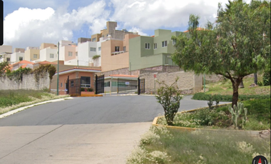 Casa en Fraccionamiento ubicada en Colonia La Toscana con 4 Recamaras y 200m2, a unos minutos del Club Social y Deportivo de Zacatecas.