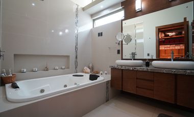 Casa moderna en Venta frente a parque dentro de Valle Real