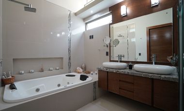 Casa moderna en Venta frente a parque dentro de Valle Real