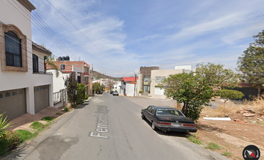 Casa Ubicada en Colonia  Javier Barros Sierra con 3 Reamaras y 140m2 a solo unos minutos del Parque La Encantada.