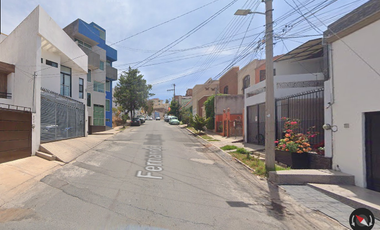 Casa Ubicada en Colonia  Javier Barros Sierra con 3 Reamaras y 140m2 a solo unos minutos del Parque La Encantada.