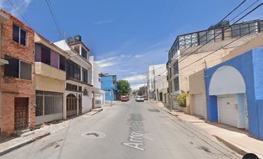 Casa Ubicada en Colonia Lomas de Bernárdez con 3 Recamaras y 137m2 entre Av. José López Portillo a solo unos minutos de Hospital San Agustín.