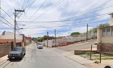 Casa Ubicada en Colonia Lomas de Bernárdez con 3 Recamaras y 137m2 entre Av. José López Portillo a solo unos minutos de Hospital San Agustín.