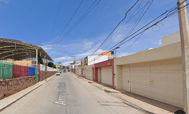Casa Ubicada en Colonia Lomas de Bernárdez con 3 Recamaras y 137m2 entre Av. José López Portillo a solo unos minutos de Hospital San Agustín.