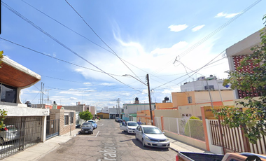 Casa ubicada en colonia Burócrata con 4 Recamaras y 144m2 entre Av. Lázaro Cárdenas y Av. 20 de Noviembre.