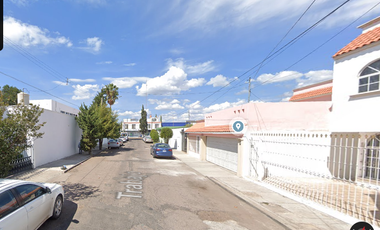 Casa ubicada en colonia Burócrata con 4 Recamaras y 144m2 entre Av. Lázaro Cárdenas y Av. 20 de Noviembre.