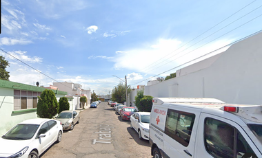 Casa ubicada en colonia Burócrata con 4 Recamaras y 144m2 entre Av. Lázaro Cárdenas y Av. 20 de Noviembre.