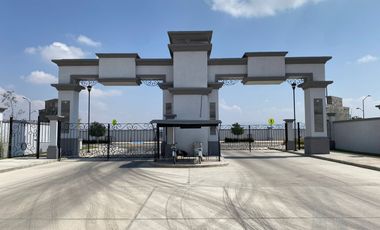 Recamara principal con vestidor, baño propio y terraza.