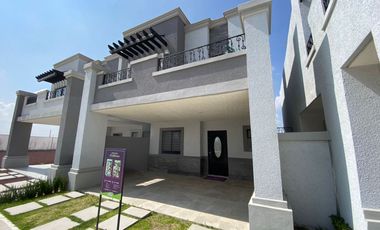 Recamara principal con vestidor, baño propio y terraza.