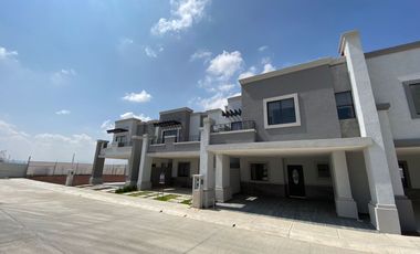 Recamara principal con vestidor, baño propio y terraza.