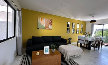 Recamara principal con vestidor, baño propio y terraza.