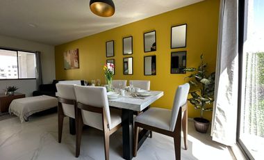 Recamara principal con vestidor, baño propio y terraza.